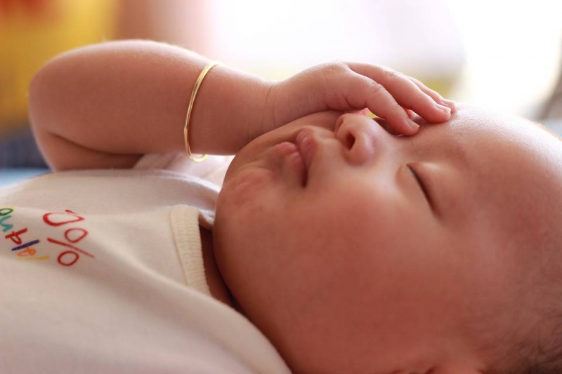 婴儿半夜哭闹是什么原因睡眠对比表发育的作用