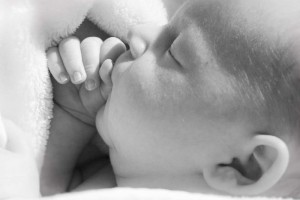 新生儿倒奶是什么原因新生儿倒奶拍法