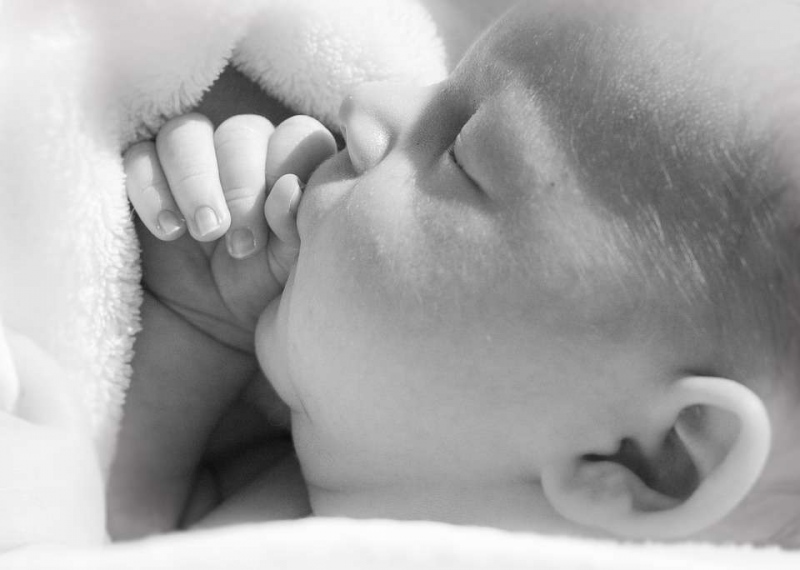 新生儿倒奶是什么原因新生儿倒奶拍法